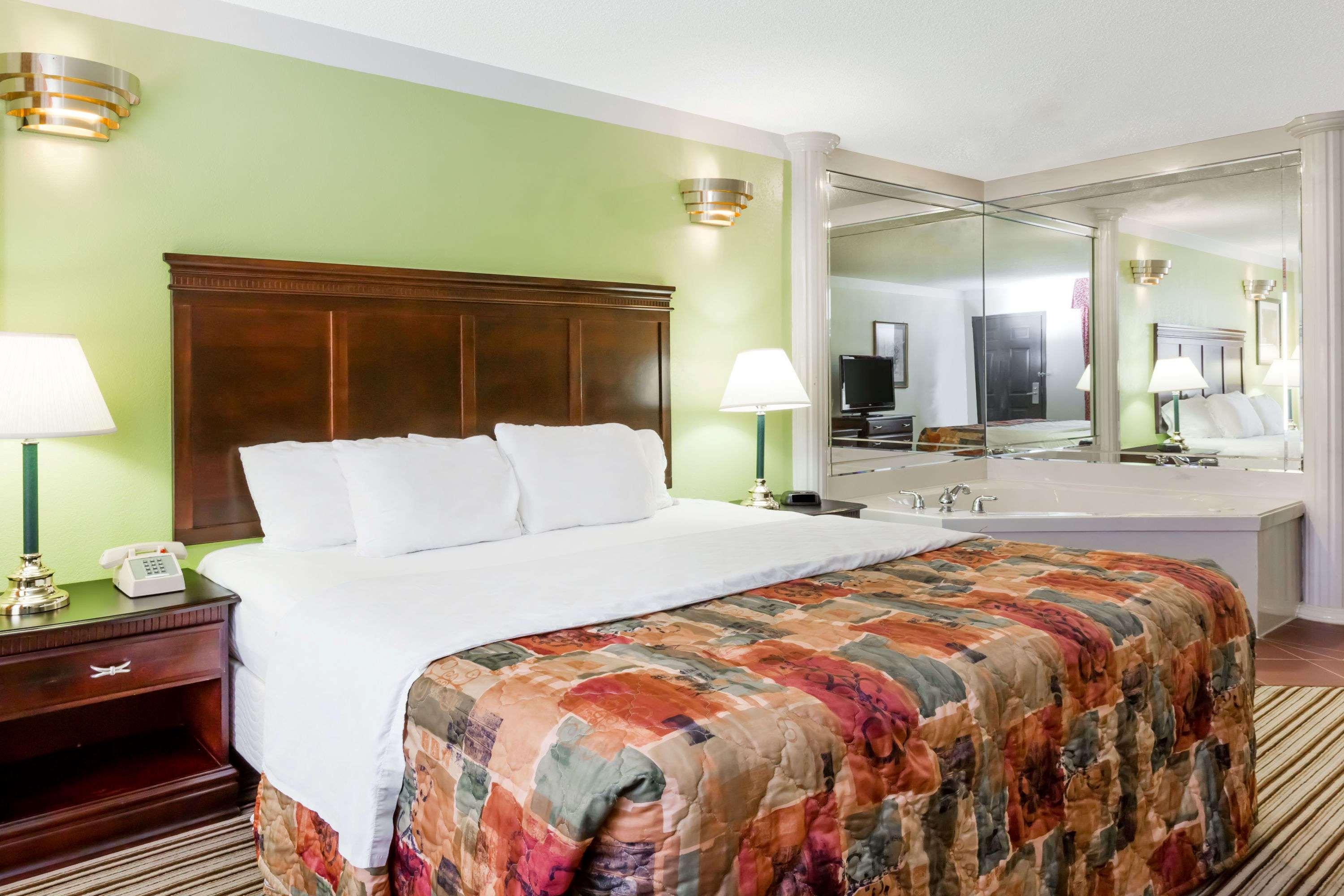 Days Inn - Oneonta Bagian luar foto